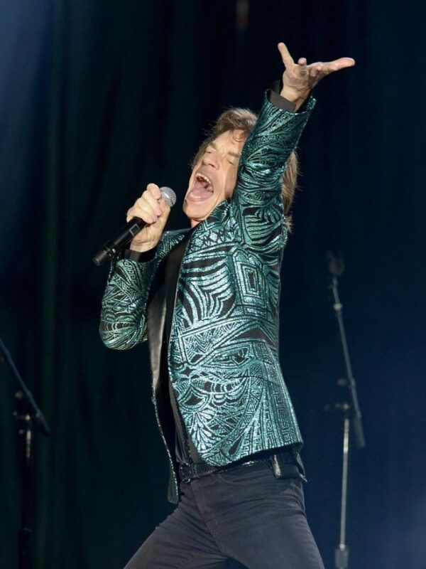 Ο Mick Jagger των Rolling Stones τραγουδάει στη σκηνή.