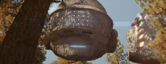 Πέτρινα γλυπτά σε σχήμα κράνους των Daft Punk να αιωρούνται σε δάσος.
