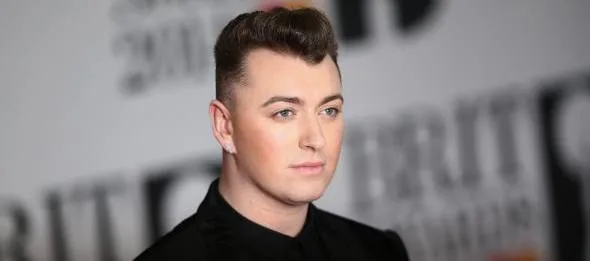 Ο Sam Smith σε επίσημη εμφάνιση στο κόκκινο χαλί.