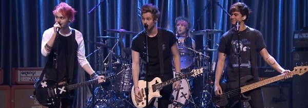 Δείτε τους 5 Seconds Of Summer να ερμηνεύουν tweets τηλεθεατών στην εκπομπή του Jimmy Fallon!