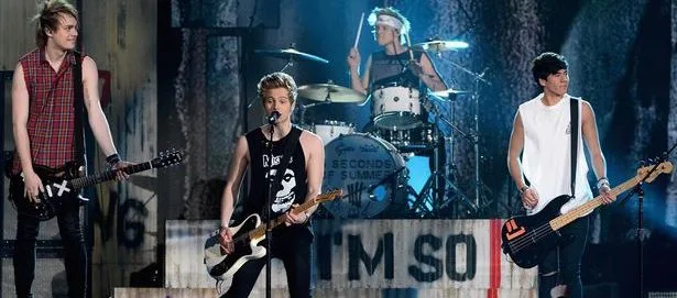 Το συγκρότημα 5 Seconds Of Summer σε ζωντανή εμφάνιση στη σκηνή.