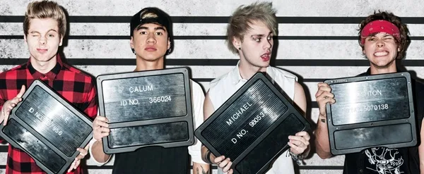 Τα μέλη των 5 Seconds Of Summer σε φωτογραφία σήμανσης για το single Good Girls.
