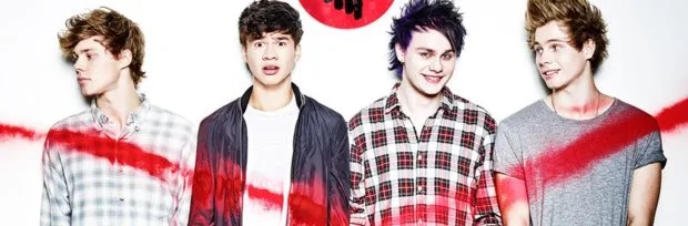 Τα μέλη του συγκροτήματος 5 Seconds Of Summer σε λευκό φόντο.