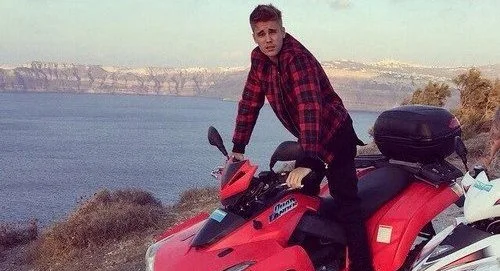 Ο Justin Bieber πάνω σε κόκκινη γουρούνα στη Σαντορίνη.