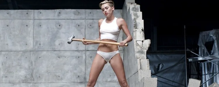 Η Miley Cyrus κρατάει μια βαριοπούλα στο βίντεο κλιπ του Wrecking Ball.