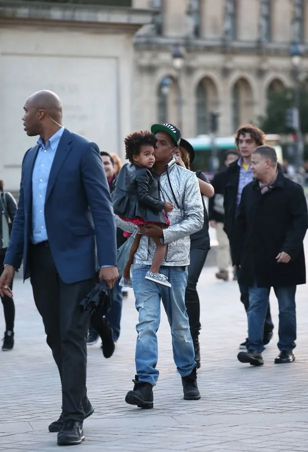 Beyonce-her-husband-Jay-Z-and-their-daughter-Blue-Ivy-visited-the-famous-french-museum-the-Louvre-in-Paris (1)