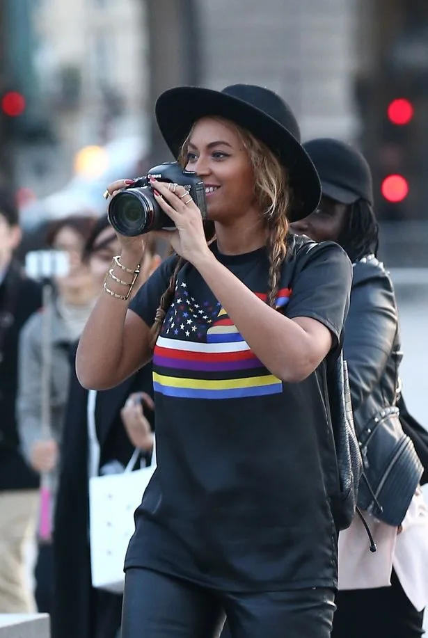 Beyonce-her-husband-Jay-Z-and-their-daughter-Blue-Ivy-visited-the-famous-french-museum-the-Louvre-in-Paris (2)