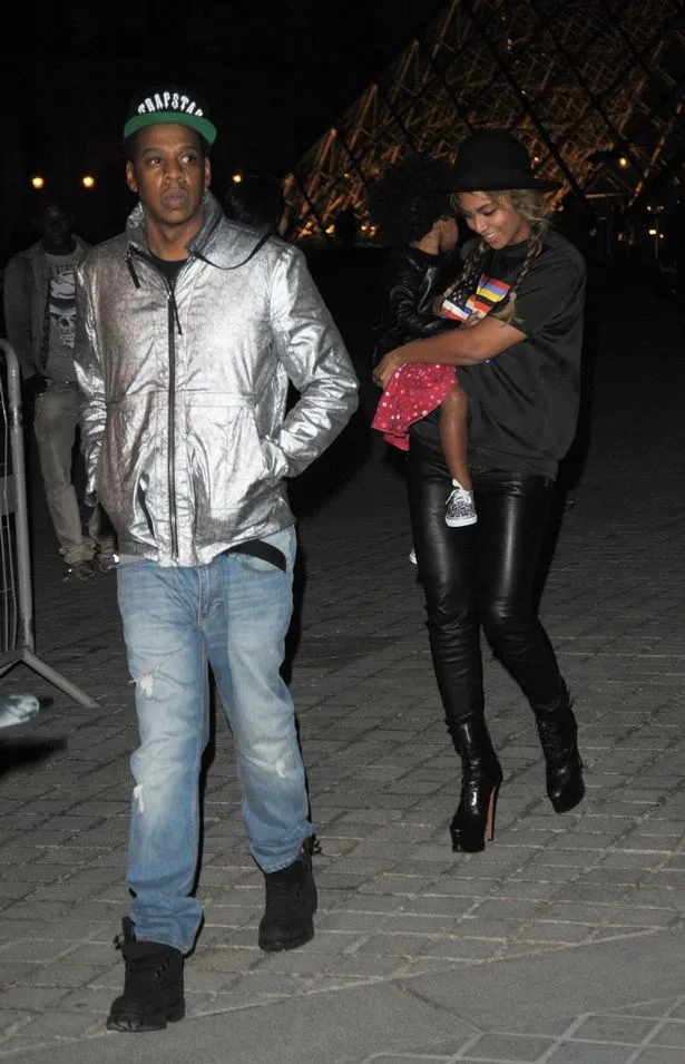 Beyonce-her-husband-Jay-Z-and-their-daughter-Blue-Ivy-visited-the-famous-french-museum-the-Louvre-in-Paris (3)