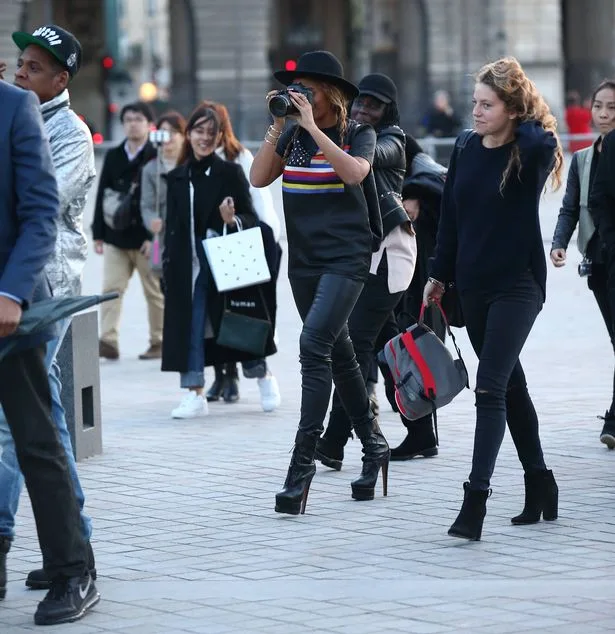 Beyonce-her-husband-Jay-Z-and-their-daughter-Blue-Ivy-visited-the-famous-french-museum-the-Louvre-in-Paris (4)