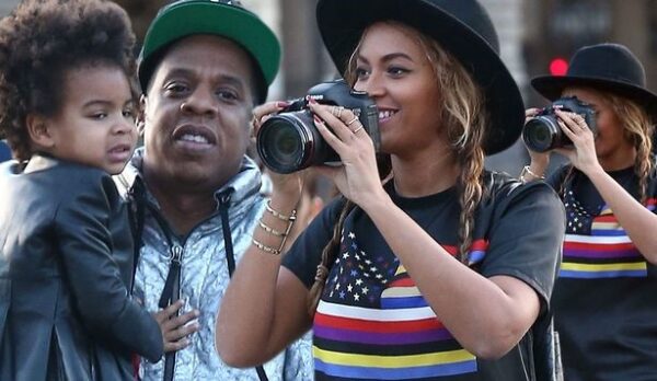 Δείτε την Beyonce, τον Jay Z και την μικρή Blue Ivy να βολτάρουν στο Παρίσι!