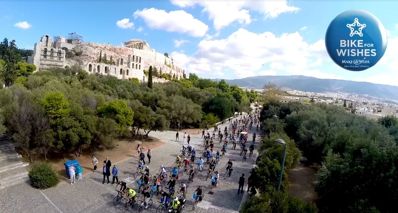 Ποδηλατοδρομία Bike for Wishes κάτω από την Ακρόπολη.