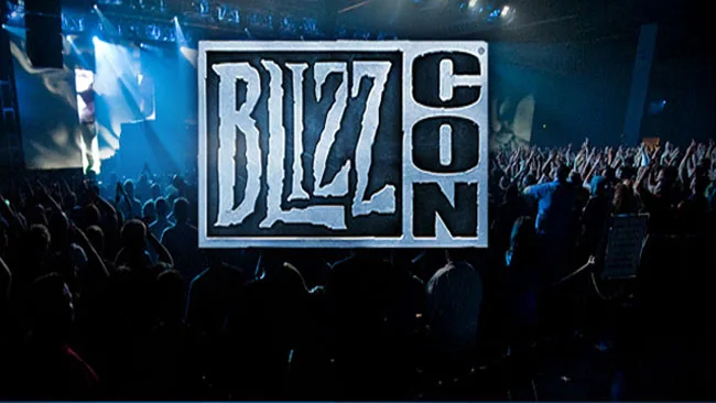Το λογότυπο της BlizzCon πάνω από ένα πλήθος σε συναυλία.