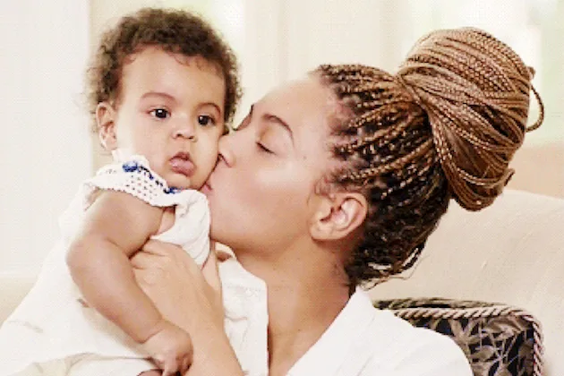 Η Beyonce φιλάει στο μάγουλο την κόρη της Blue Ivy.