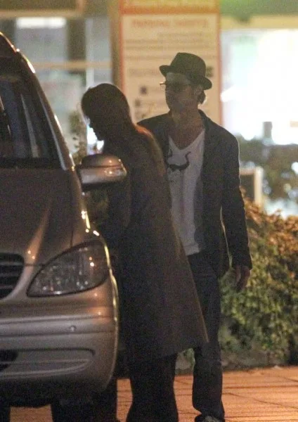 Brad-Pitt-Angelina-Jolie-Land-London-Pictures1