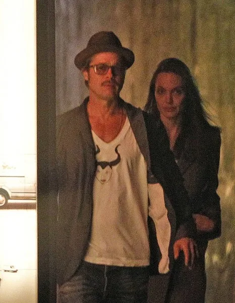 Brad-Pitt-Angelina-Jolie-Land-London-Pictures2
