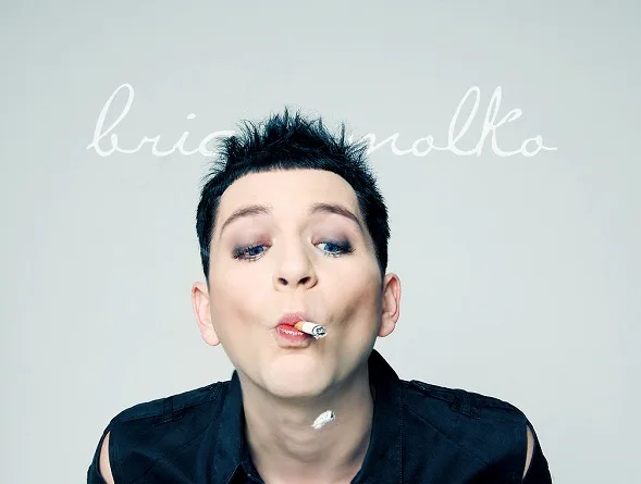 Ο Brian Molko των Placebo με τσιγάρο στο στόμα σε λευκό φόντο.