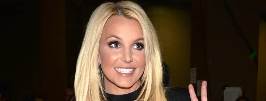Η Britney Spears χαμογελάει σε εκδήλωση.