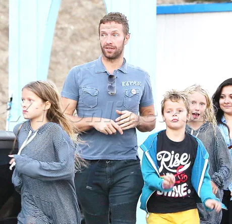PREMIUM EXCLUSIVE Chris Martin treats his kids and their friends to dinner