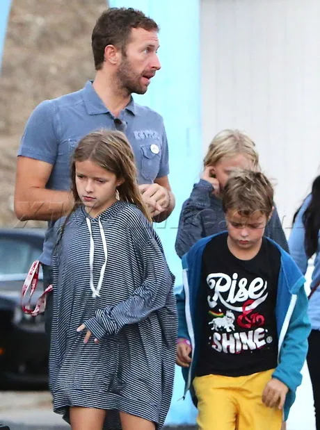 PREMIUM EXCLUSIVE Chris Martin treats his kids and their friends to dinner