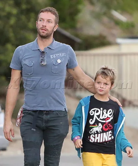 PREMIUM EXCLUSIVE Chris Martin treats his kids and their friends to dinner