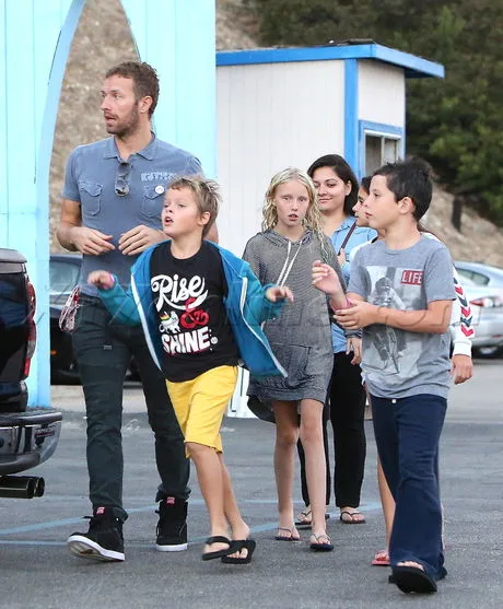 PREMIUM EXCLUSIVE Chris Martin treats his kids and their friends to dinner