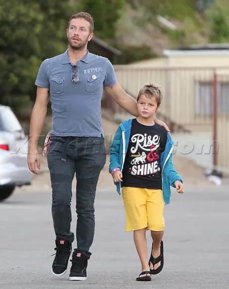 PREMIUM EXCLUSIVE Chris Martin treats his kids and their friends to dinner