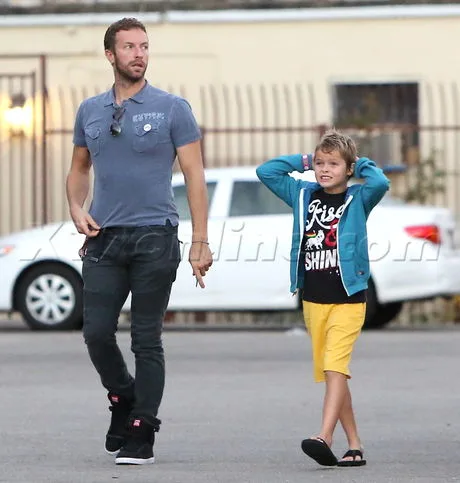 PREMIUM EXCLUSIVE Chris Martin treats his kids and their friends to dinner