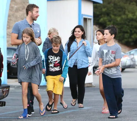 PREMIUM EXCLUSIVE Chris Martin treats his kids and their friends to dinner