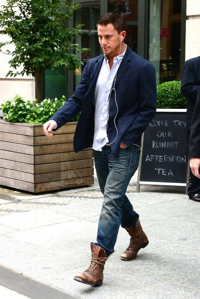 Channing-Tatum-stepped-out-his-NYC-hotel-solo-Monday