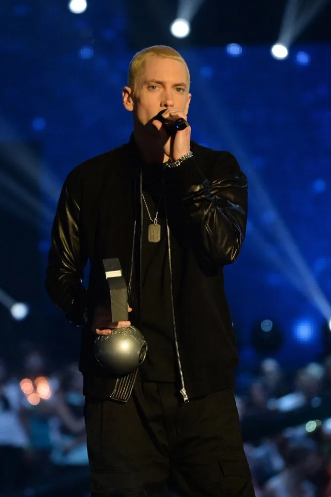 Eminem-looked-sleek-all-black-while-accepting-his-MTV-EMA-trophy