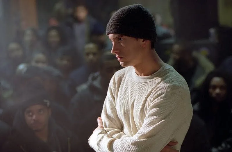 Ο Eminem με σκούφο και λευκή μπλούζα στην ταινία 8 Mile.