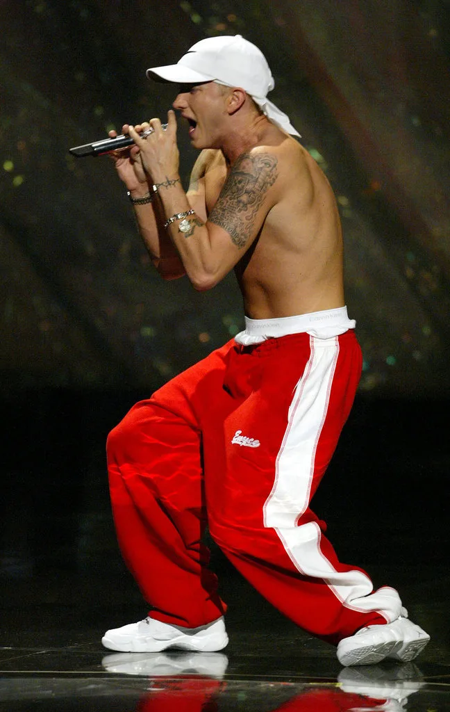 Eminem-went-shirtless-his-VMAs-performance-August-2002