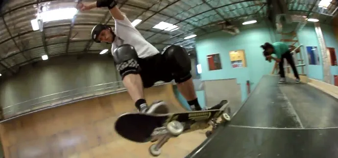 Ο Tony Hawk κάνει skate σε ράμπα.