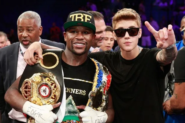Floyd-Mayweather-Jr-and-singer-Justin-Bieber-celebrate-Mayweathers-victory