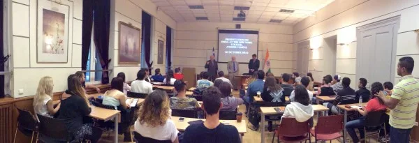 Ο Πρέσβης της Ινδίας Τσίγουαν Τόπντεν σε διάλεξη στο New York College.