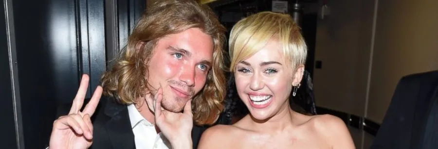Η Miley Cyrus και ο Τζέσε Χέλτ σε κοινή φωτογραφία.