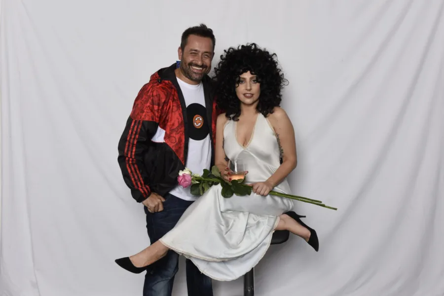 Ο Θέμης Γεωργαντάς και η Lady Gaga ποζάρουν μαζί.