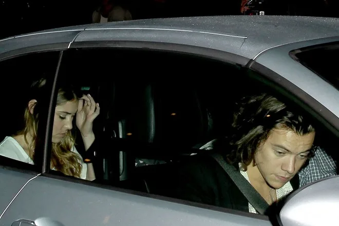 Harry-Styles-seen-running-from-the-back-door-of-the-Nice-Guy-Bar-in-Los-Angeles-CA