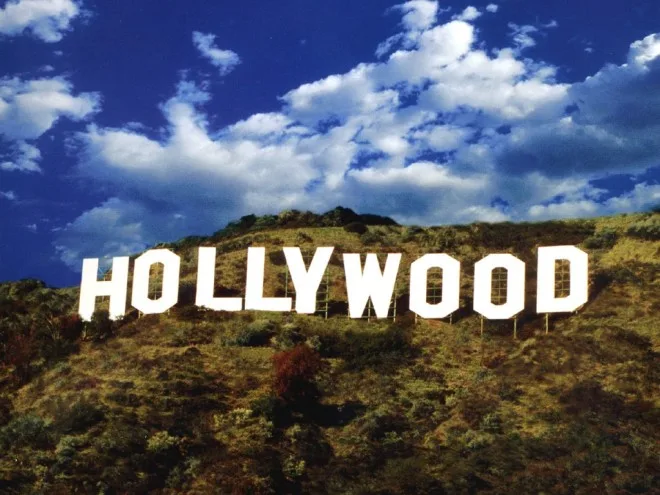 Η εμβληματική πινακίδα του Hollywood στο Λος Άντζελες κάτω από γαλανό ουρανό.