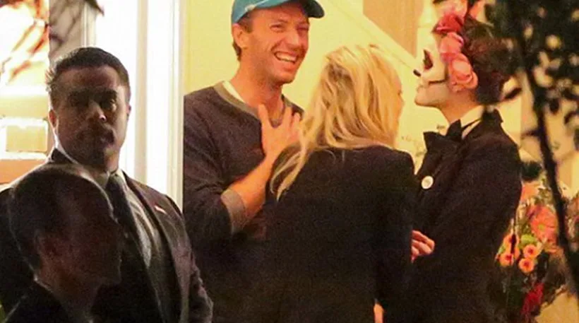 Ο Chris Martin γελάει σε πάρτι για το Halloween.