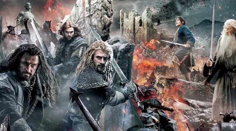 Αφίσα της ταινίας Hobbit: Η Μάχη των Πέντε Στρατών με πολεμιστές σε πεδίο μάχης.