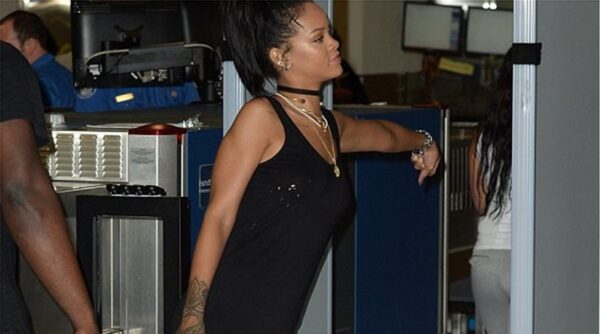Γιατί ανάγκασαν την Rihanna να βγάλει μέχρι και τα παπούτσια της στο αεροδρόμιο του Μαΐάμι.