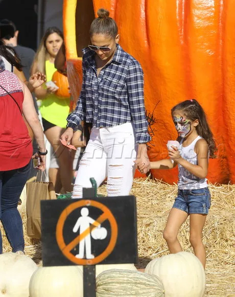 Jennifer Lopez and her twins at the pumpkin patch Pt 3