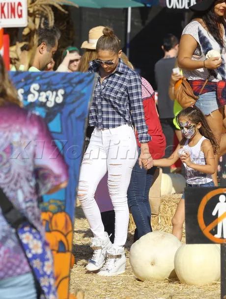 Jennifer Lopez and her twins at the pumpkin patch Pt 3
