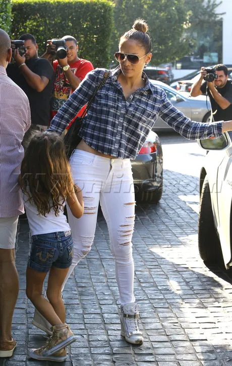 Jennifer Lopez and her twins at the pumpkin patch Pt 3