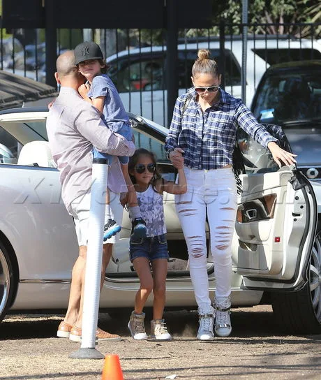 Jennifer Lopez and her twins at the pumpkin patch Pt 3