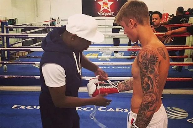 Ο Justin Bieber και ο Floyd Mayweather σε ρινγκ του μποξ.