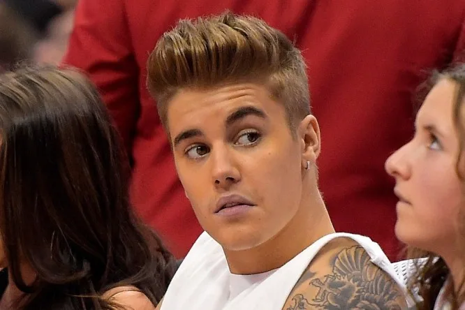 Ο Justin Bieber με ξανθό χτένισμα pompadour και σκουλαρίκι.