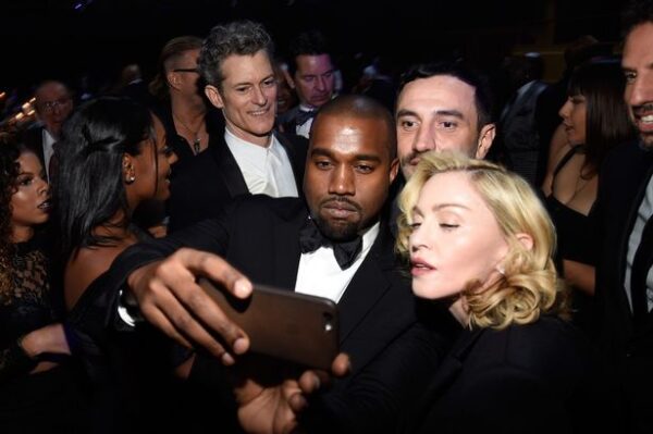 O Kanye West και η Madonna ποζάρουν για την υπέρτατη selfie!