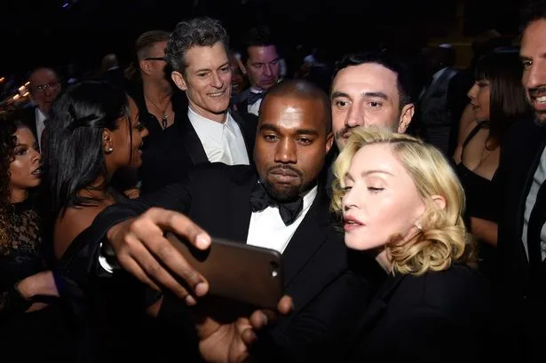 Ο Kanye West και η Madonna βγάζουν selfie σε κοσμική εκδήλωση.